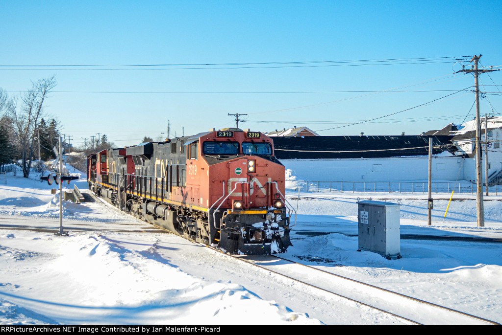 CN 2319 leads 402 at MP 124.55